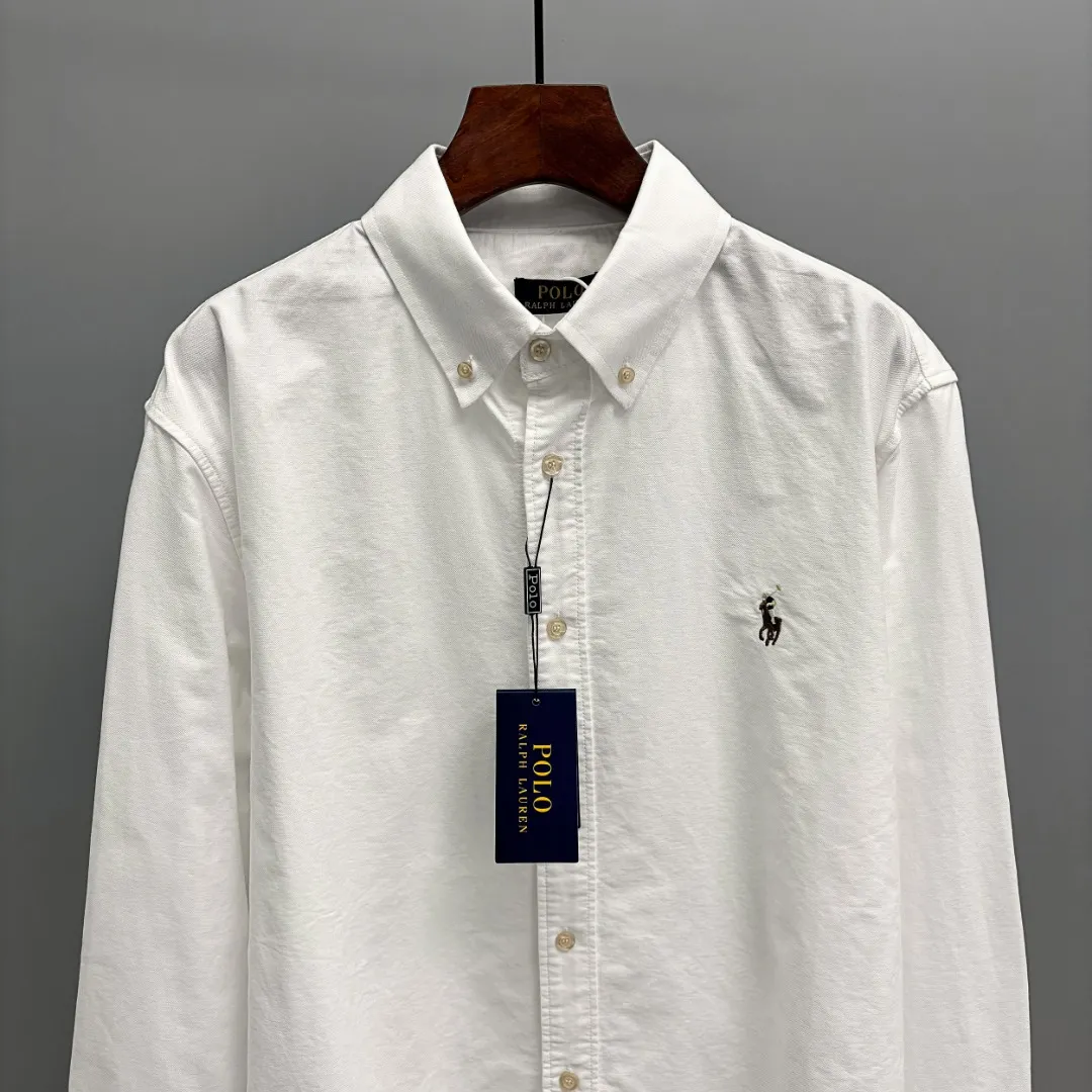 P210 Ralph Lauren/Ralph Lauren cotton oxford embroidered shirt uses 100% cotton oxford fabric. The unique texture of oxford is more textured than ordinary cotton shirts. The 100% cotton material makes it have good breathability. High fabric strength and good wear resistance. Comfortable to wear. Not easy to sweat. Loose fit. The upper body is three-dimensional. The lines are smooth and natural. From the shoulder line to the waistline to the hem, the line transition is smooth. There are no unnecessary folds or accumulations. The whole body is neat and stretched. The chest is embellished with the iconic pony embroidery. Simple but highly recognizable. The color transition of the embroidery thread is natural. The stitches are even and uniform in spacing and size. The stitches can also be connected naturally. The lines are smooth and not stiff. Size: S M L XL